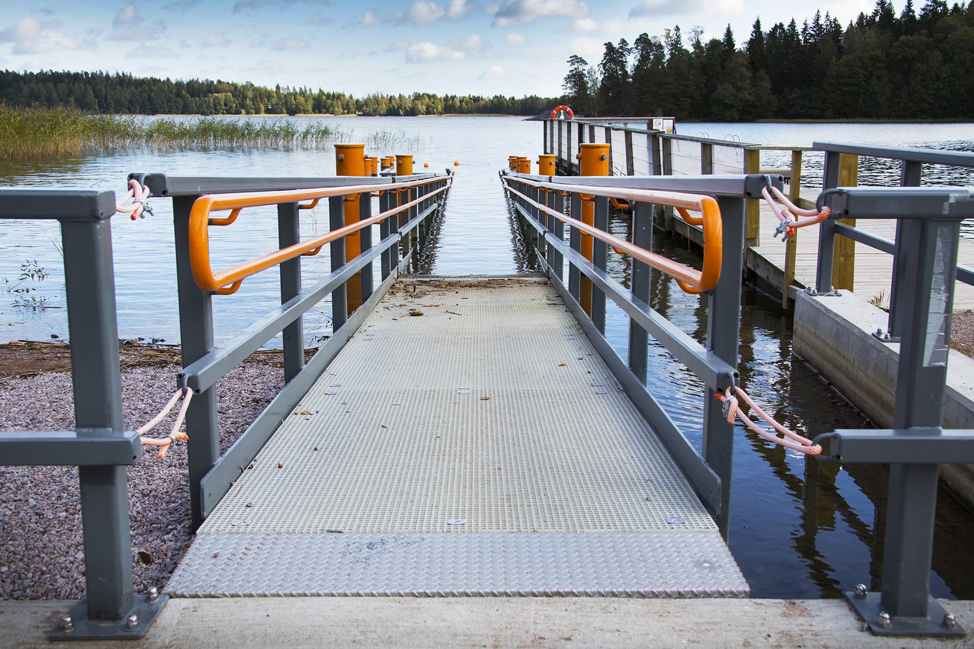 Uimapaikan esteetön luiska veteen, Espoo